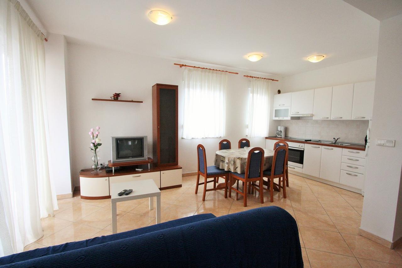 Apartment Bilic With Balcony โปเรช ภายนอก รูปภาพ
